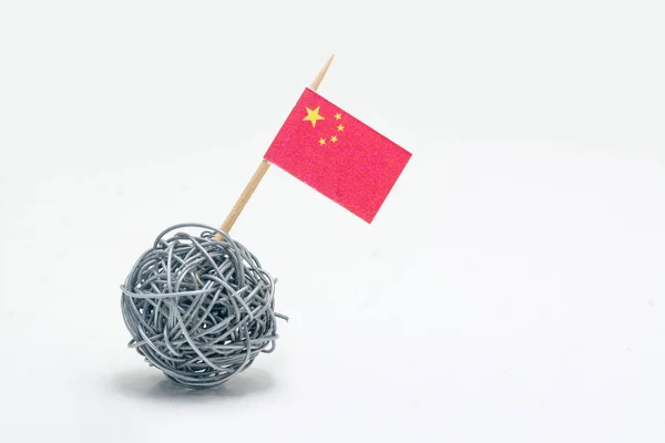 手在有复制粘贴区的铁丝球上做了中国国旗 在平衡中 — 图库照片