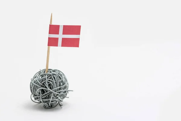 Χειροποίητα Σημαία Της Δανίας Στην Μπάλα Σύρμα Που Απομονώνονται Λευκό — Φωτογραφία Αρχείου