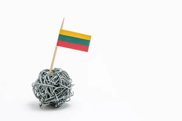 Χειροποίητα Σημαία Της Λιθουανίας Στην Μπάλα Σύρμα Που Απομονώνονται Λευκό — Φωτογραφία Αρχείου