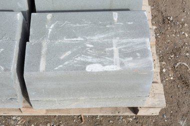 Bordür yığını. Kentsel kaldırım ve yol inşaat süreci