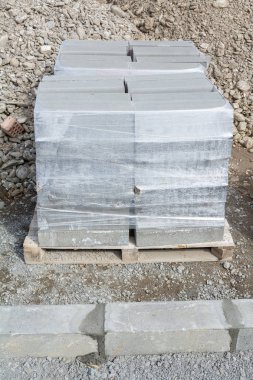 Bordür yığını. Kentsel kaldırım ve yol inşaat süreci