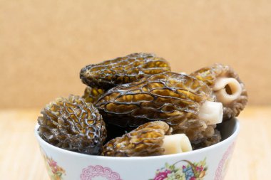 Taze Morchella esculenta porselen kase.