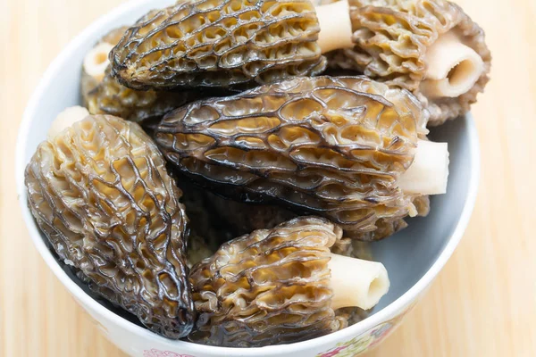 Fresh Morchella esculenta in porcelain bowl. — Stock Photo, Image