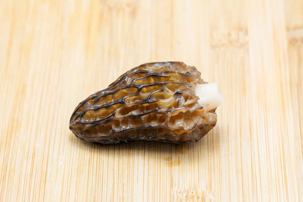 Fresh Morchella esculenta na płycie tnącej. — Zdjęcie stockowe