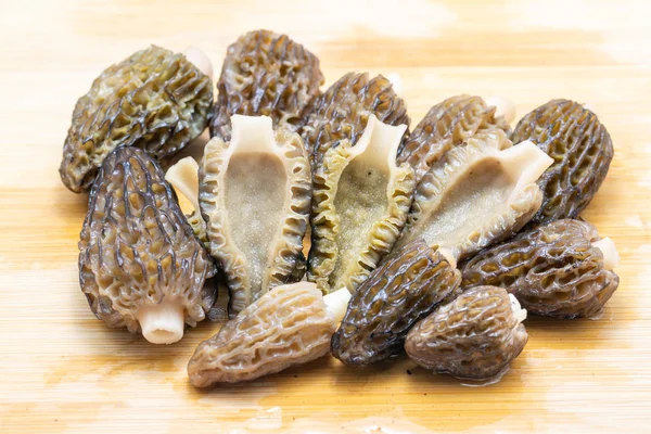 Fresh Morchella esculenta na płycie tnącej. — Zdjęcie stockowe