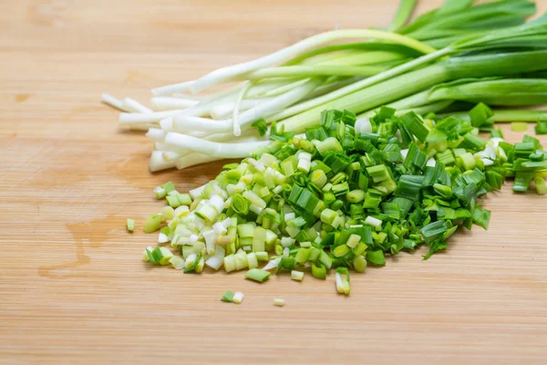 Alho verde picado em tábua de corte preparada para cozinhar . — Fotografia de Stock