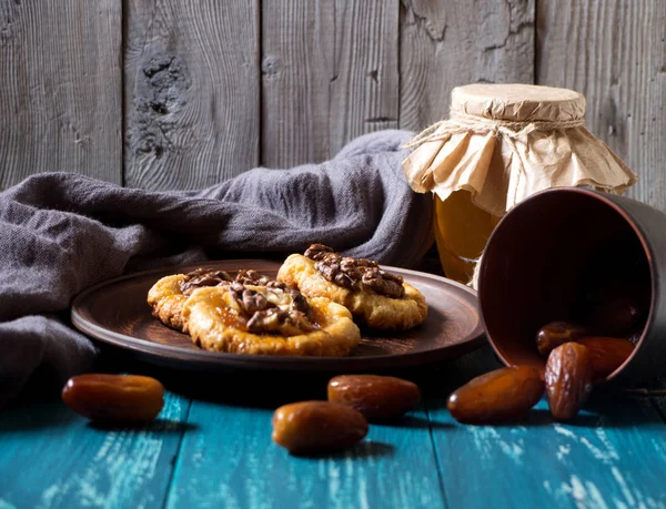 Romantisches morgendliches Stillleben, im rustikalen Stil mit Plätzchen, einem g — Stockfoto