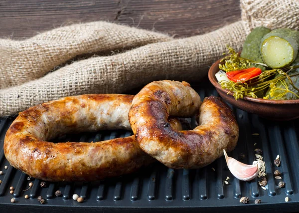 Embutidos caseros picantes de cerdo y embutidos de res a la parrilla con chucrut —  Fotos de Stock