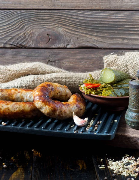 Salsichas caseiras picantes salsichas de porco e carne grelhadas com molho — Fotografia de Stock