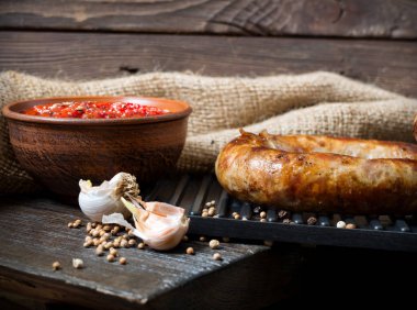 Sauc ile baharatlı ev yapımı sosis domuz ve sığır sosis ızgara