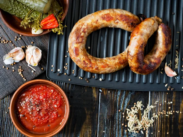 Sauc ile baharatlı ev yapımı sosis domuz ve sığır sosis ızgara — Stok fotoğraf
