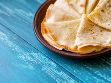 Bir Azure masasında bir kil plaka üzerinde Rus krep.