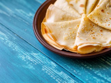 Bir Azure masasında bir kil plaka üzerinde Rus krep.