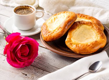 Bir kil plaka o yatarken süzme peynir (vatrushka) ile açık çörekler