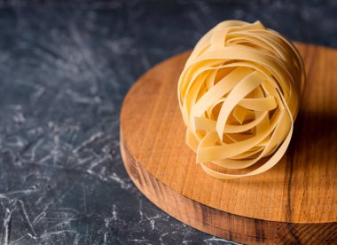 Ahşap tahta üzerinde durum buğday Fettuccine ve koyu dokulu ba