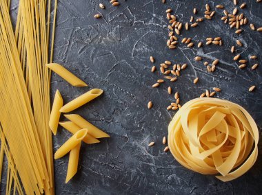 Koyu dokulu arka planda durum buğday ve buğday makarna. 