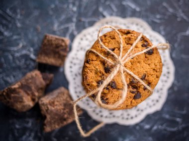 Çikolata kurabiye, yığılmış ve bir halat ile bağlı, siyah parçaları