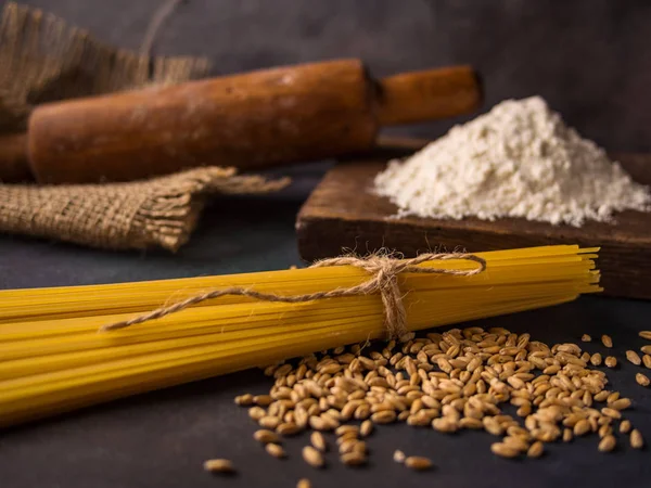 İtalyan Makarna, spagetti, buğday, haddeleme pin, bir doku üzerinde un