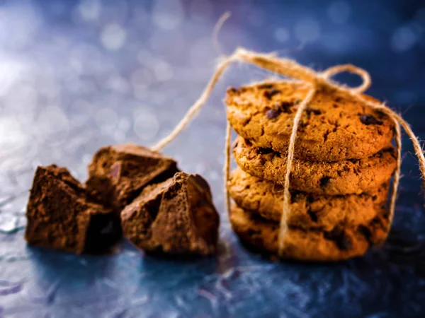 チョコレートクッキー、積み重ねられ、ロープで結ばれ、黒の作品 — ストック写真
