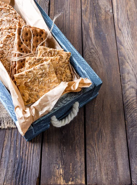 Panes de cereales dietéticos útiles (centeno, trigo sarraceno, trigo) en un viejo wo —  Fotos de Stock