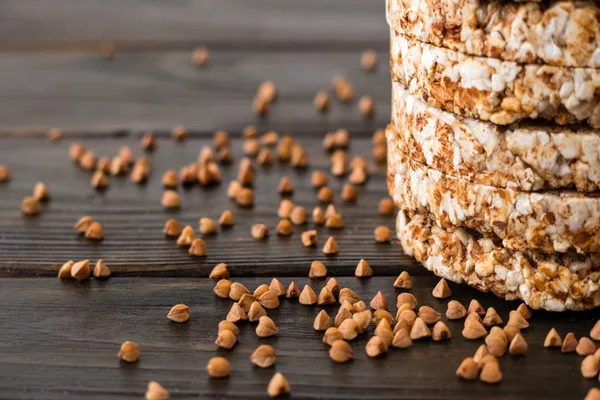 Luftiges, rundes, knuspriges Buchweizen-Knäckebrot auf hölzernem Hintergrund — Stockfoto