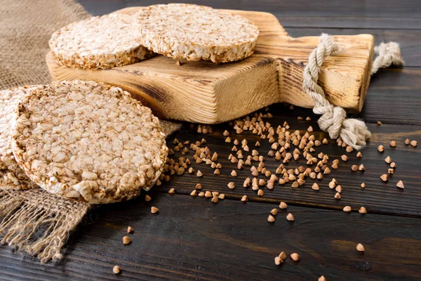 Pães dietéticos redondos de trigo mourisco arejado sobre fundo de madeira sagacidade — Fotografia de Stock