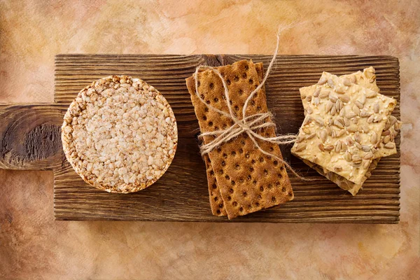 Tres tipos de pan dietético. Pan crujiente de trigo sarraceno redondo, trigo crudo —  Fotos de Stock