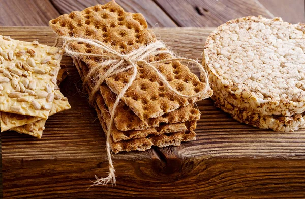 Tre typer av diet bröd. Rund bovete knäckebröd, vete CRI — Stockfoto