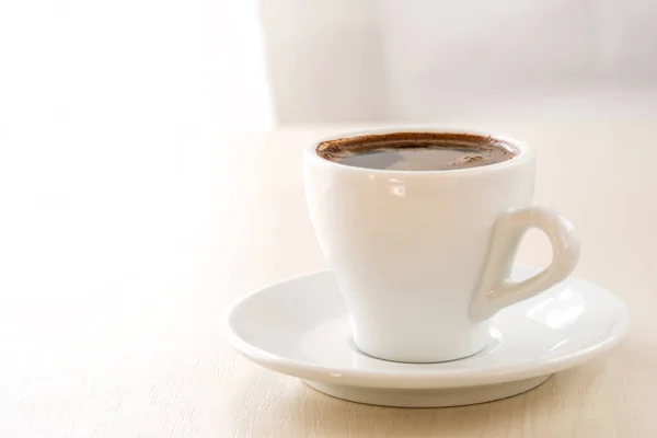 Een kopje koffie op een licht beige achtergrond. Sjabloon voorontwerp — Stockfoto