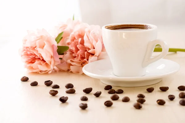 Reggeli pasztell színekben. Csésze kávé áll az asztalon — Stock Fotó