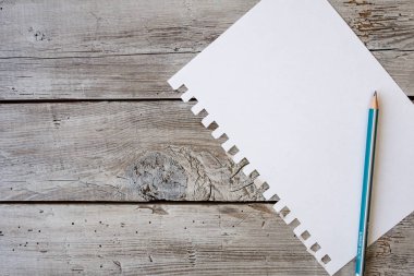 vintage ahşap arka plan üzerinde kalem ve defter levha