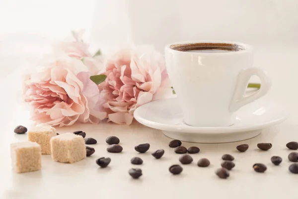 Завтрак в пастельных тонах. Чашка кофе, стоящая на столе — стоковое фото