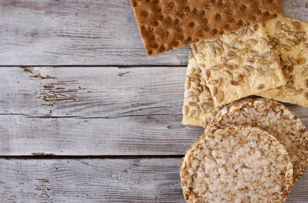 Nyttig diet, knäckebröd, flingor, bovete, kakor med solrosfrön — Stockfoto