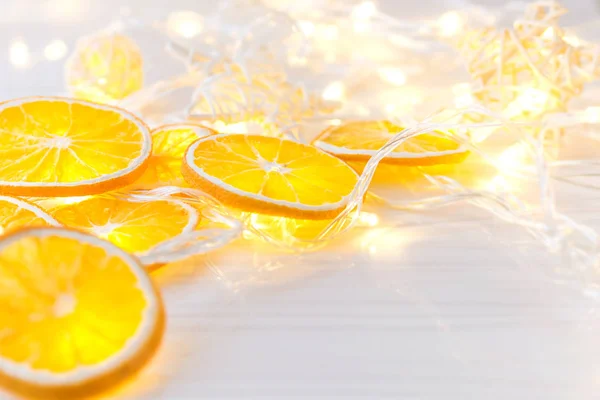 Romantisk festlig bakgrund för vykort, banner: torkade apelsiner — Stockfoto