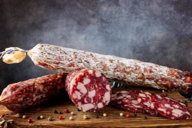 Geleneksel sosis ve küflü sosis. Dilimlenmiş sosis salam