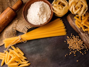 İtalyan makarna, spagetti, fettuccine, penne, oklava, un 