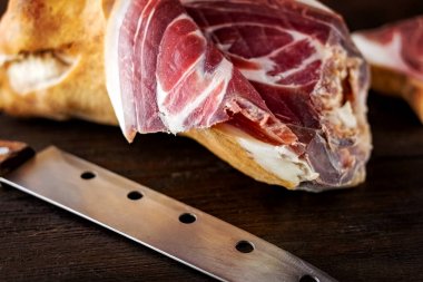 İspanyol jambonu, bellota, jamon serrano, crudo, İtalyan prosciutto, 