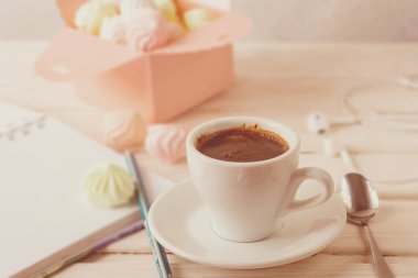 Bir defter ve kalem ile Sabah kahve, bir kutu dolu w