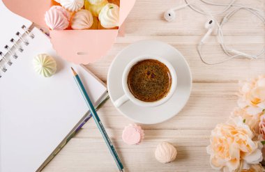 Bir defter ve kalem ile Sabah kahve, bir kutu dolu 