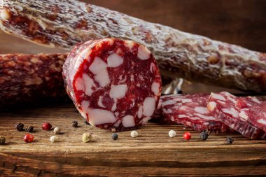 Geleneksel sosis ve küflü sosis. Dilimlenmiş sosis salam