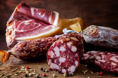 Geleneksel sosis , kalıp ve İspanyol jambonu ile sosis ( bellota