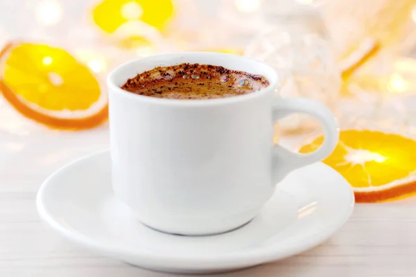 Romantisch ontbijt. Een kopje zwarte koffie en sinaasappel plakjes op een — Stockfoto