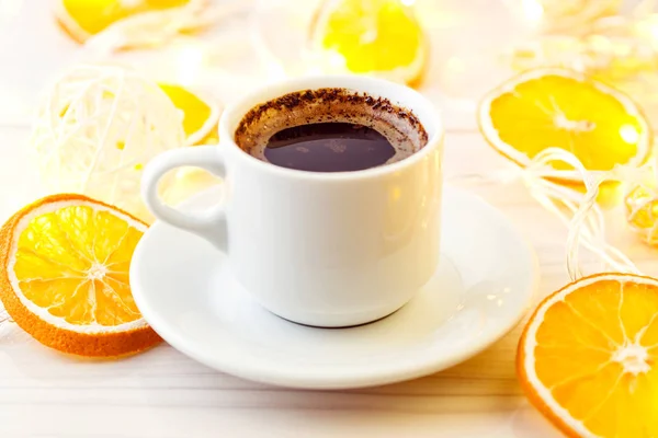 A reggeli bőséges. Egy csésze fekete kávé és narancs szelet a — Stock Fotó