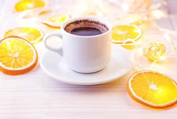 Ρομαντικό πρωινό. Ένα φλιτζάνι μαύρο καφέ και φέτες πορτοκαλιού σε ένα — Φωτογραφία Αρχείου