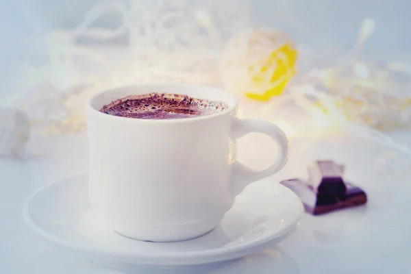 Romantisk frukost. En kopp svart kaffe med choklad på en BA — Stockfoto