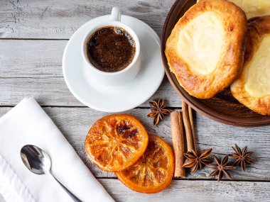 Bir kil plaka o yatarken süzme peynir (vatrushka) ile açık çörekler