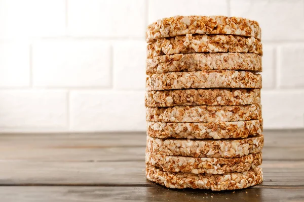 Ein Stapel rundes, luftiges, knuspriges Buchweizen-Knäckebrot — Stockfoto