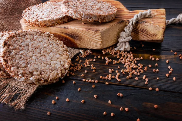 Pane saraceno arioso, rotondo e croccante su fondo di legno arguzia — Foto Stock