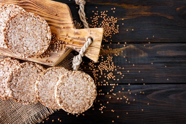 Airy, redondo, pan crujiente de trigo sarraceno crujiente sobre fondo de madera ingenio —  Fotos de Stock