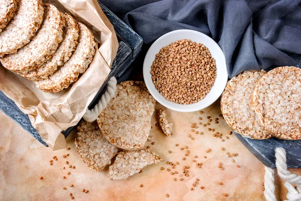 Panes dietéticos redondos de trigo sarraceno aireado en caja vintage y una taza —  Fotos de Stock